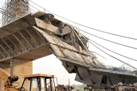 印度又一耗资过亿在建桥梁坍塌