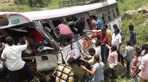 印度大巴车坠入山谷33人死亡