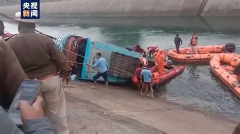 印度大巴车坠入峡谷6人死亡
