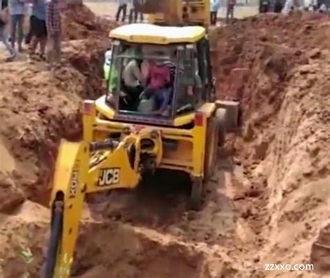 印度挖掘机掉入河谷