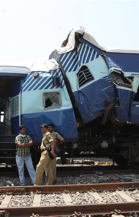 印度火车相撞已致57人死亡