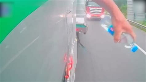 司机乱扔水瓶被交警捡回吓交警