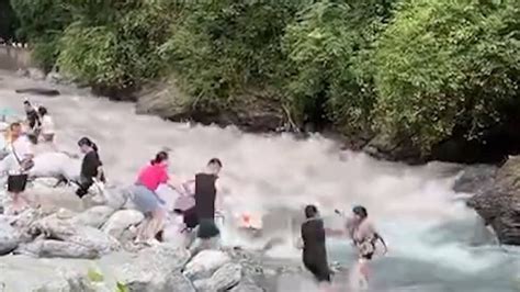 四川彭州突发山洪下游抢救视频