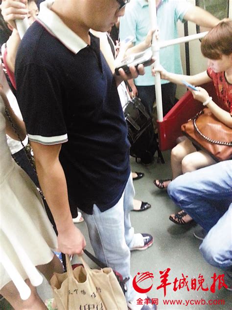 在广州地铁一位男子偷拍女乘客