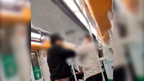 地铁上两男子互殴