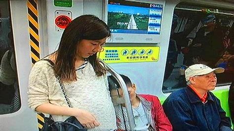 地铁孕妇让座被嘲讽
