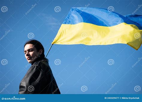 塞尔维亚为啥要举乌克兰国旗