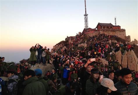 多名游客爬泰山被抬下山