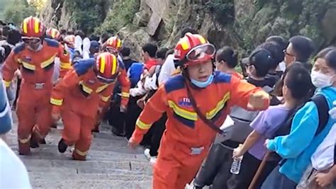 多名游客爬泰山被消防抬下山地铁