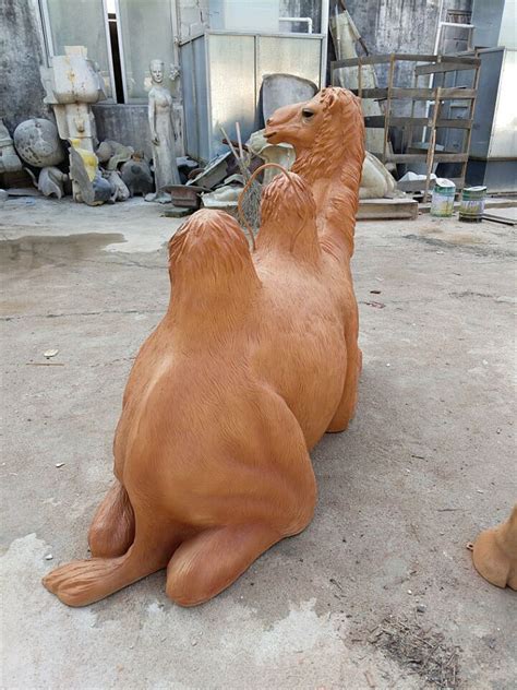 大型玻璃钢骆驼雕塑定制