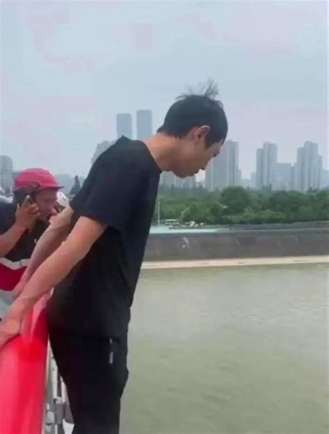 央视新闻杭州跳桥救人事迹