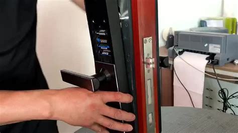 套装门装锁全过程视频