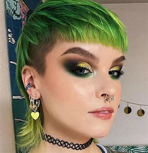 女人做梦梦到染绿头发