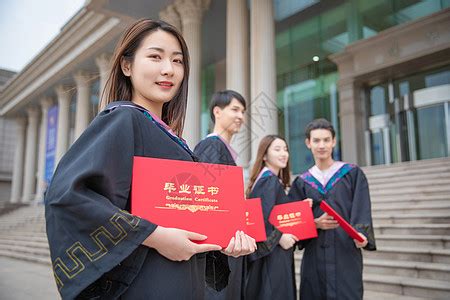 女大学生拿到毕业证