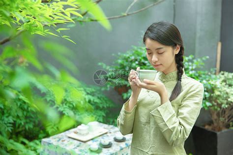 女子喝茶淡雅图片