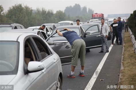 女子春节高速被堵车