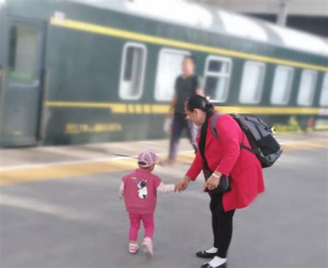 女子独自带娃坐火车