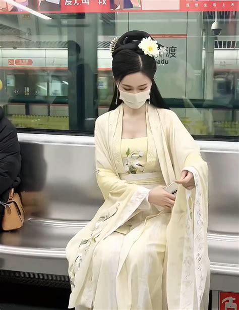 女子穿汉服乘坐地铁宛如仙女