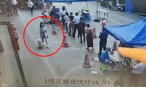 警方通报女子轻生坠亡险砸路人图片