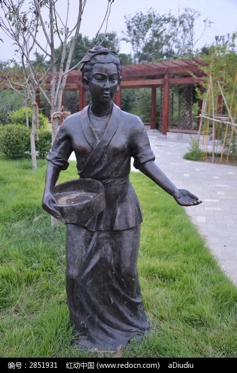 妇女雕塑