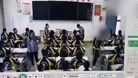 学校回应教师教室内踢翻学生