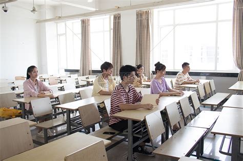 学生坐在教室上课的图片