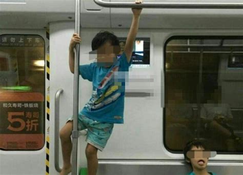 孩子在地铁座椅上乱蹦乱跳