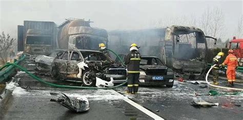安徽一高速发生2起车祸致5死