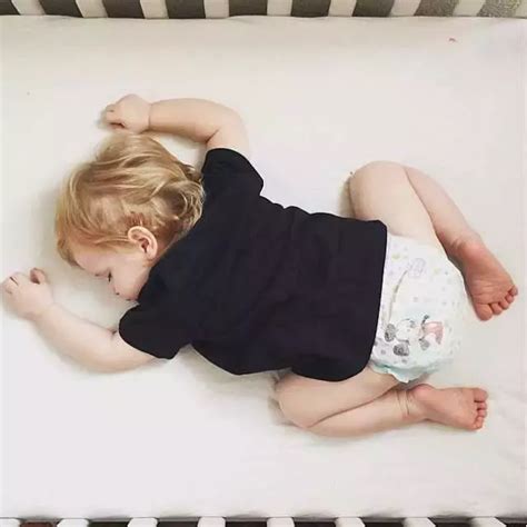宝宝趴着睡会引起流口水吗图片
