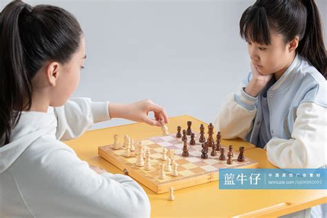 小伙和女孩下象棋
