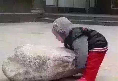 小孩在网上买石头买到了巨石