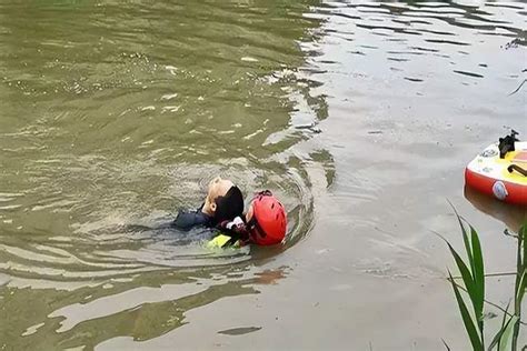 少年救三个落水女孩不幸溺水身亡