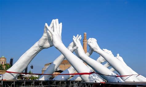 巨手雕塑呼吁环保