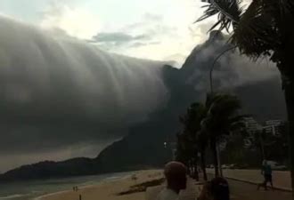 巴西一海滩上空不寻常卷云