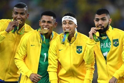 巴西队今晚新队员是前锋还是后卫