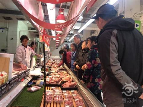 市民超市内疯狂抢购猪肉