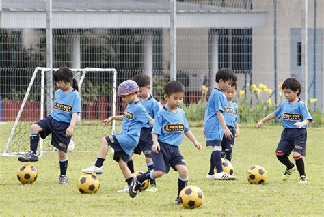 带小孩练习足球