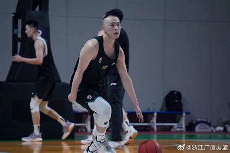广厦冯欣打篮球