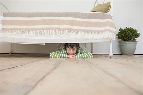 床下有人保安躲在床底下