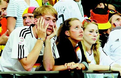 德国队球迷不满球员表现