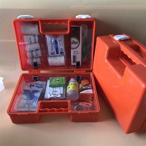 急救箱的配置包括哪些物品和器材