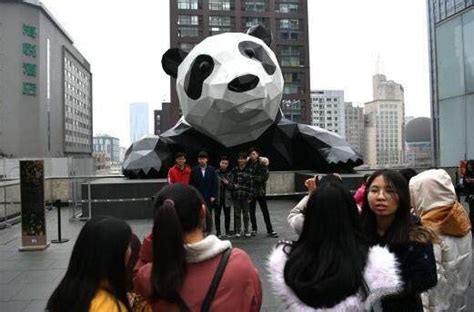 成都二环路熊猫雕塑