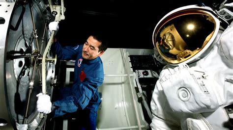 我国首次完成太空行走的宇航员是