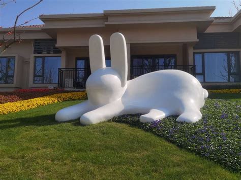 户外大型玻璃钢兔子雕塑