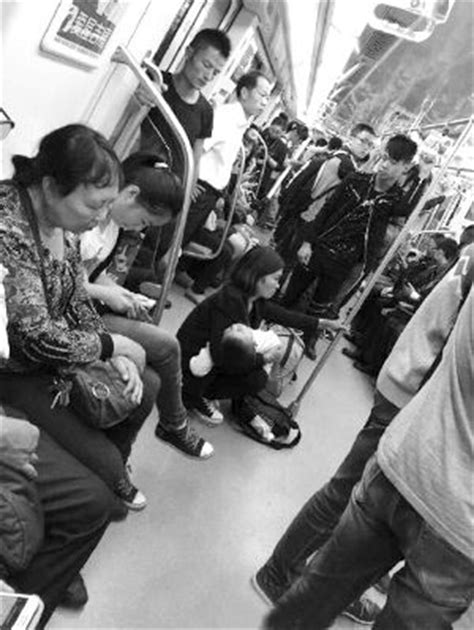 抱着孩子坐地铁无人让座