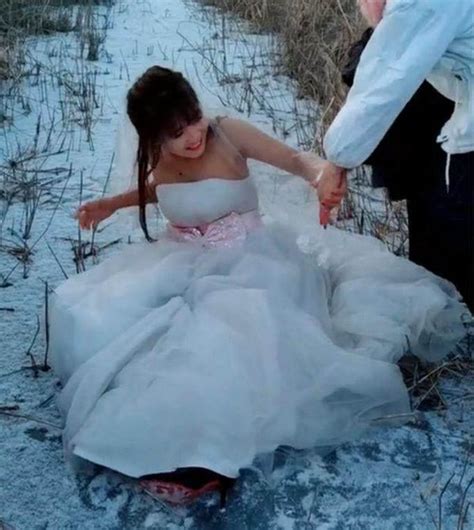 拍婚纱照冻得发抖的视频