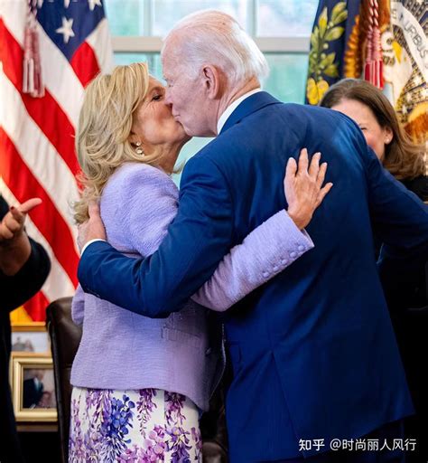 拜登和夫人在白宫当众亲吻