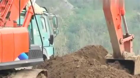 挖掘机怎么开的视频