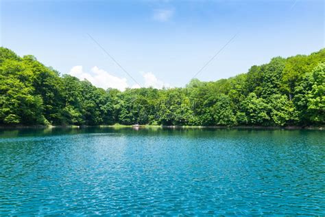 描述湖水景色的句子
