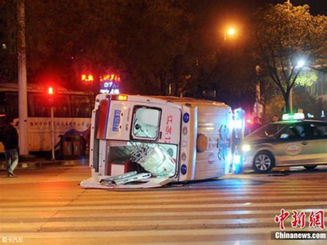 救护车闯红灯与私家车发生事故